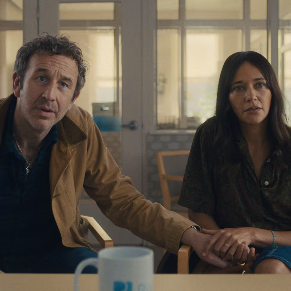 Chris O'Dowd and Rashida Jones as Mike and Amanda sitting together in Black Mirror episode Common People. Source: El País / Netflix still